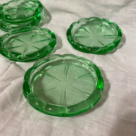 Vintage 30’ Green Depression Glass Coaster set - Picture 5 of 5